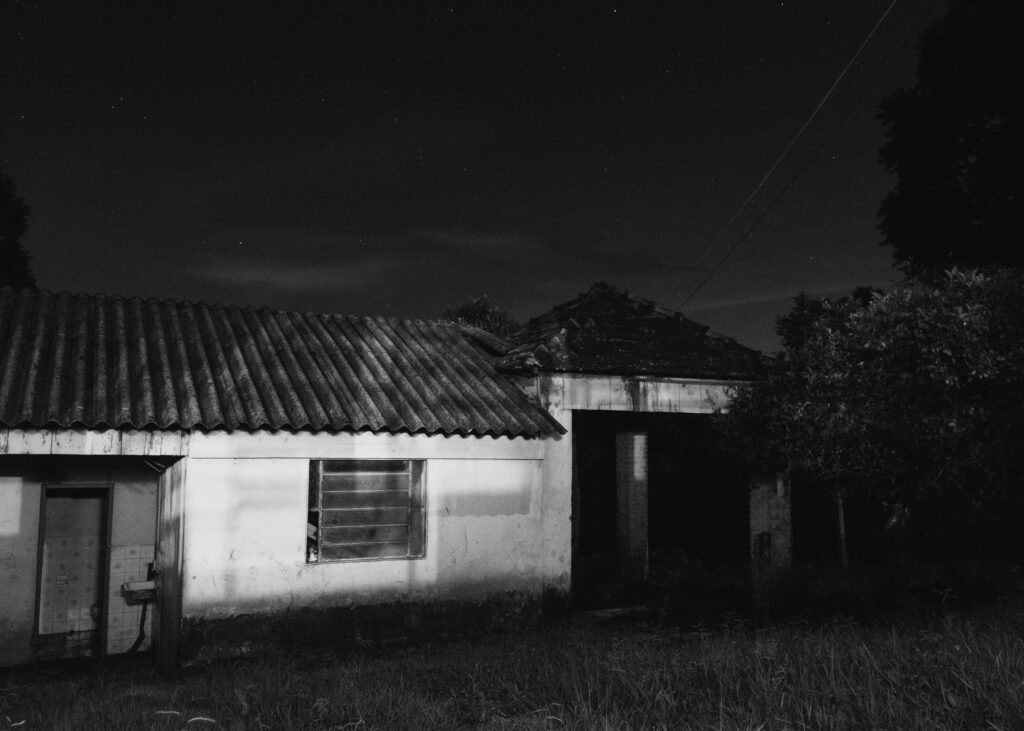 Banheiro antigo abandonado